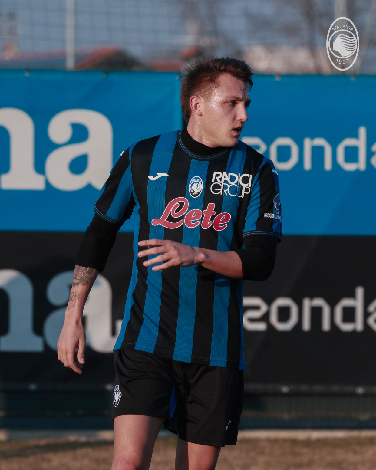 爱游戏网址 -AC米兰今晨战术微调，志在意大利杯名次提升，压力陡增，更衣室氛围转暖 