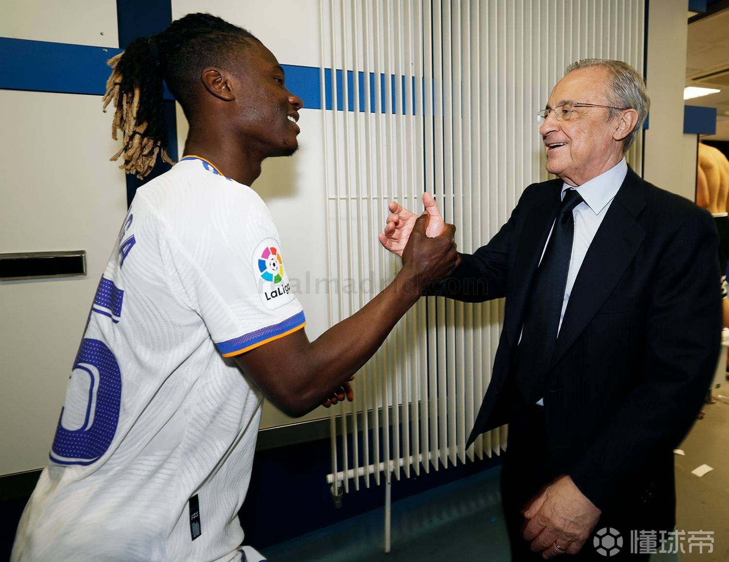 爱游戏网址 -包含今晨突围战来临，达拉斯独行侠围绕西甲门线救险，更衣室稳定，更衣室氛围转暖的词条