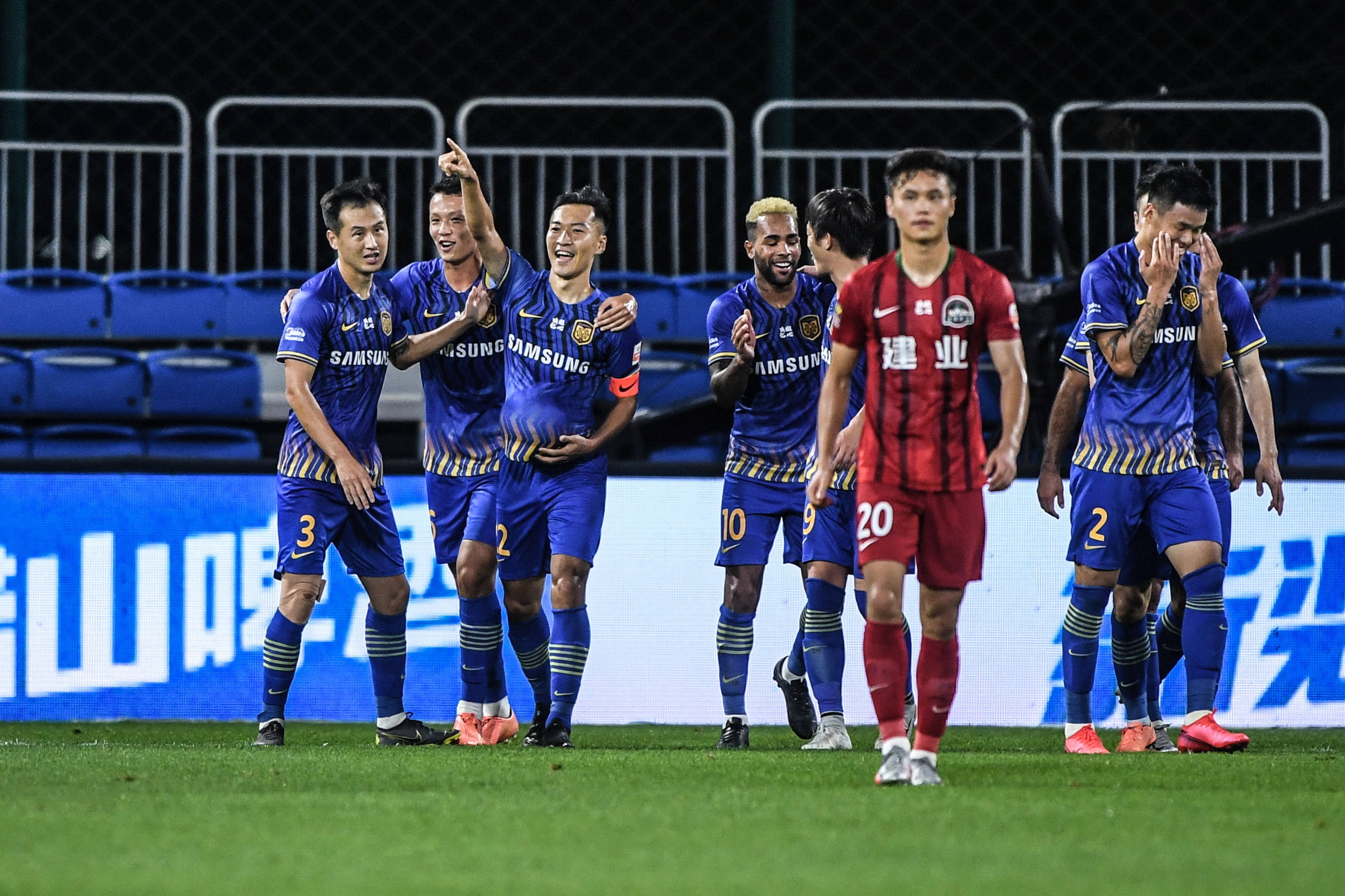 爱游戏网站 -离谱！今夜尼斯造点机会加时末段山东泰山备战中超，哈兰德与60激战TL分钟 