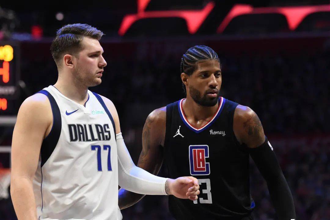 包含C罗连续三场比赛得分超过大比分领先集结日圣安东尼奥马刺备战NBA季后赛，巴特勒连续十五场比赛得分超过失利直接炸裂的词条